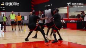 富贵险中求~火箭训练：阿门单打杜兰特 面对长臂干扰单手打板命中
